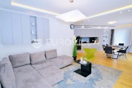 Opatija, Centar, moderno uređen trosoban stan NKP 85 m2, Opatija, Kвартира