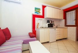 Poreč, stan i dva apartmana 350 m od mora!, Poreč, Daire