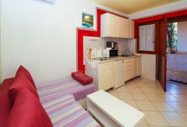 Poreč, stan i dva apartmana 350 m od mora!, Poreč, Daire