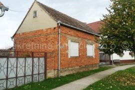 SL. Brod  ZADUBRAVLJE obiteljska kuća s zemljištem, Garčin, Haus