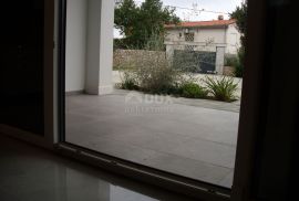 OTOK KRK, MALINSKA - Apartman 76 m2 u prizemlju sa okućnicom 245 m2, Malinska-Dubašnica, Διαμέρισμα