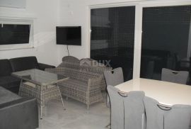 OTOK KRK, MALINSKA - Apartman u prizemlju sa okućnicom 100 m od mora, Malinska-Dubašnica, Wohnung