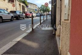 Pula, Centar, poslovni prostor s pogledom na Arenu, 100 m od Arene, Pula, Commercial property