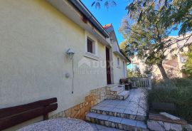 CRIKVENICA, apartmanska kuća puna potencijala, pogled, okućnica, Crikvenica, Casa