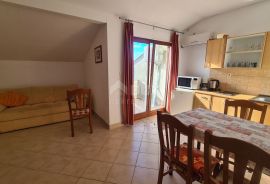 CRIKVENICA, apartmanska kuća puna potencijala, pogled, okućnica, Crikvenica, Casa