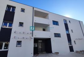 VODICE, novo, 2. kat, pogled na more, 3 spavaće sobe, Vodice, Apartamento