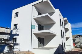 VODICE, novo, 2. kat, pogled na more, 3 spavaće sobe, Vodice, Apartamento