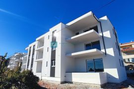 VODICE, novo, 2. kat, pogled na more, 3 spavaće sobe, Vodice, Apartamento