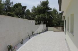 VILA S BAZENOM, PRODAJA, BRAČ, 230 m2 NA PARCELI OD  722 m2, Supetar, Casa