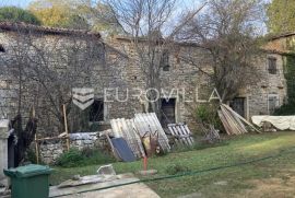 Istra, Tadini, ruševna kuća za potpunu renovaciju na zemljištu 243m2, Kaštelir-Labinci, Famiglia