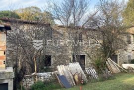 Istra, Tadini, ruševna kuća za potpunu renovaciju na zemljištu 243m2, Kaštelir-Labinci, Дом