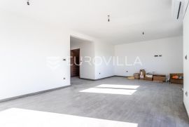 Split, Sirobuja, jednosoban stan u prizemlju s vrtom NKP 63, 56 m2, Split, Wohnung