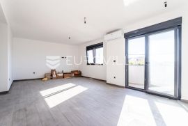 Split, Sirobuja, jednosoban stan u prizemlju s vrtom NKP 63, 56 m2, Split, Wohnung