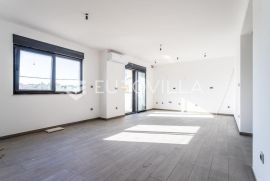 Split, Sirobuja, jednosoban stan u prizemlju s vrtom NKP 63, 56 m2, Split, Wohnung