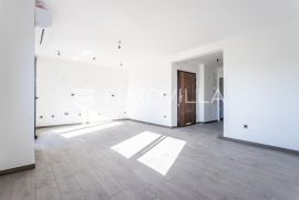 Split, Sirobuja, jednosoban stan u prizemlju s vrtom NKP 63, 56 m2, Split, Wohnung