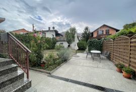 KUĆA S TRI STANA, PRODAJA, ZAGREB, DUBRAVA, 289 m2, Zagreb, بيت