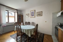 KUĆA S TRI STANA, PRODAJA, ZAGREB, DUBRAVA, 289 m2, Zagreb, بيت