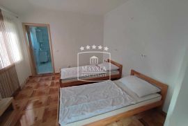 Gornji Karin - kuća 280 m2 sa garažom i bazenom! PRILIKA! 350000€, Obrovac, Casa