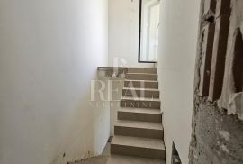 ECO Kostrena ,stan dvoetažan površine 198 m2,4S+db,balkon,terasa,garaža, Kostrena, Appartment