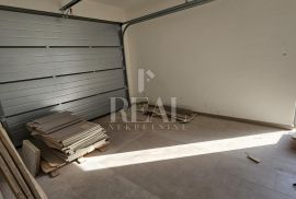 ECO Kostrena ,stan dvoetažan površine 197 m2,4S+db,balkon,terasa,garaža, Kostrena, Flat