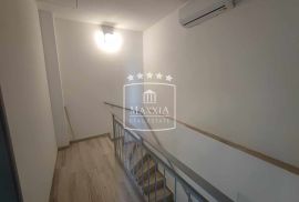 Tribanj - autentična dalmatinska kuća PRVI RED DO MORA! 349000€, Starigrad, House