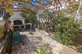 Kuća sa 3 stana 150m od mora, Crikvenica, House