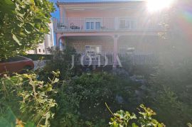 Kuća sa 3 stana 150m od mora, Crikvenica, House