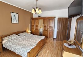 Kuća sa 3 stana 150m od mora, Crikvenica, House