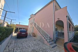 Kuća sa 3 stana 150m od mora, Crikvenica, House