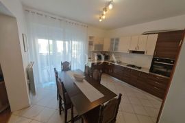 Kuća sa 3 stana 150m od mora, Crikvenica, House