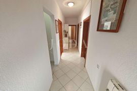 Kuća sa 3 stana 150m od mora, Crikvenica, House