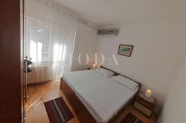 Kuća sa 3 stana 150m od mora, Crikvenica, House