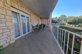 Kuća sa 3 stana 150m od mora, Crikvenica, House