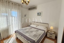 Kuća sa 3 stana 150m od mora, Crikvenica, House