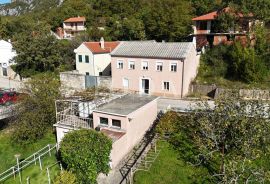 Šarmantna kuća s pogledom na more u mirnom zaleđu Crikvenice, Vinodolska Općina, House