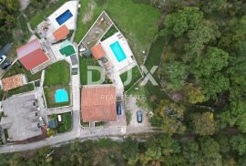 MARINIĆI, GORNJI ZAMET - kuća 180m2 s bazenom i prekrasno uređenom okućnicom 700m2, Viškovo, Ev