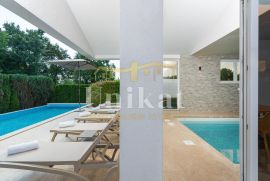 Moderna vila s unutarnjim i vanjskim bazenom, Rovinj, House