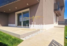 Dvosobni stan (2S+DB) s vrtom 2 km od mora, prizemlje, Poreč, Appartment