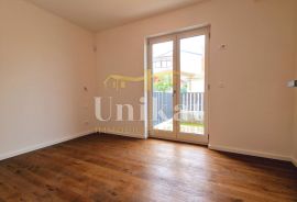 Dvosobni stan (2S+DB) s vrtom 2 km od mora, prizemlje, Poreč, Appartment