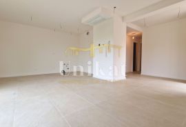 Dvosobni stan (2S+DB) s vrtom 2 km od mora, prizemlje, Poreč, Appartment