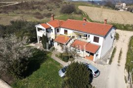 Kuća s pet stambenih jedinica, pogled na prirodu, Poreč, Maison