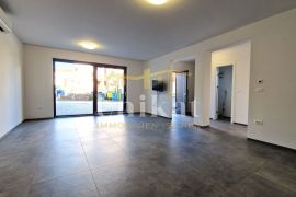 Stan s tri spavaće sobe na prizemlju, 1 km od mora, Poreč, Appartement