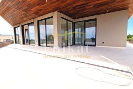 Penthouse blizu mora  - jacuzzi - krovna terasa, Poreč, Kвартира