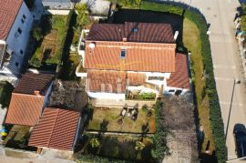 Kuća s dvije stambene jedinice i garažom blizu Poreča, Poreč, House