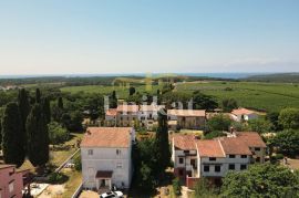 Kuća u nizu s ljetnom kuhinjom nekoliko km od Poreča, Poreč, Maison