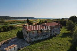 Kuća za renovaciju s prostranom okućnicom, Novigrad, Kuća