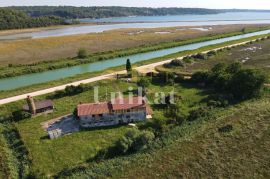 Kuća za renovaciju s prostranom okućnicom, Novigrad, Kuća