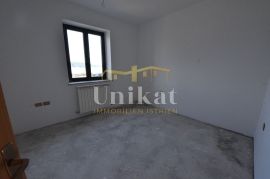 Prostrana kuća na samoj obali - za renovaciju, Novigrad, Haus