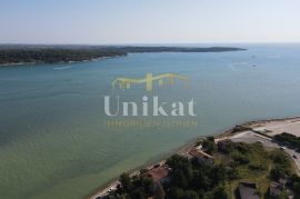 Prostrana kuća na samoj obali - za renovaciju, Novigrad, Haus