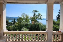 OPATIJA, stan 100 m2 s terasom prvi red do mora, Opatija, Stan